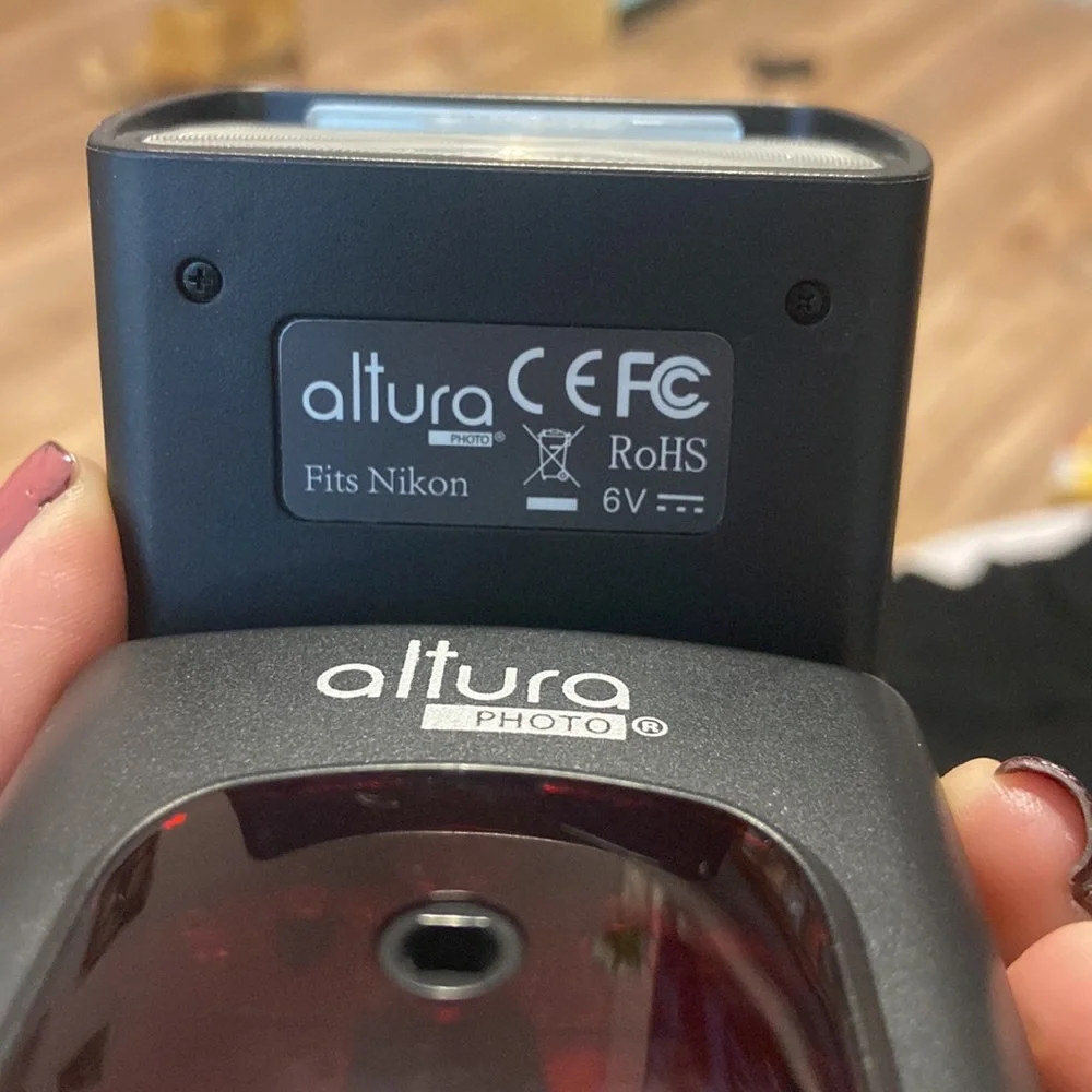 ALTURA PHOTO FLASH with flash triggered remote. (No box)